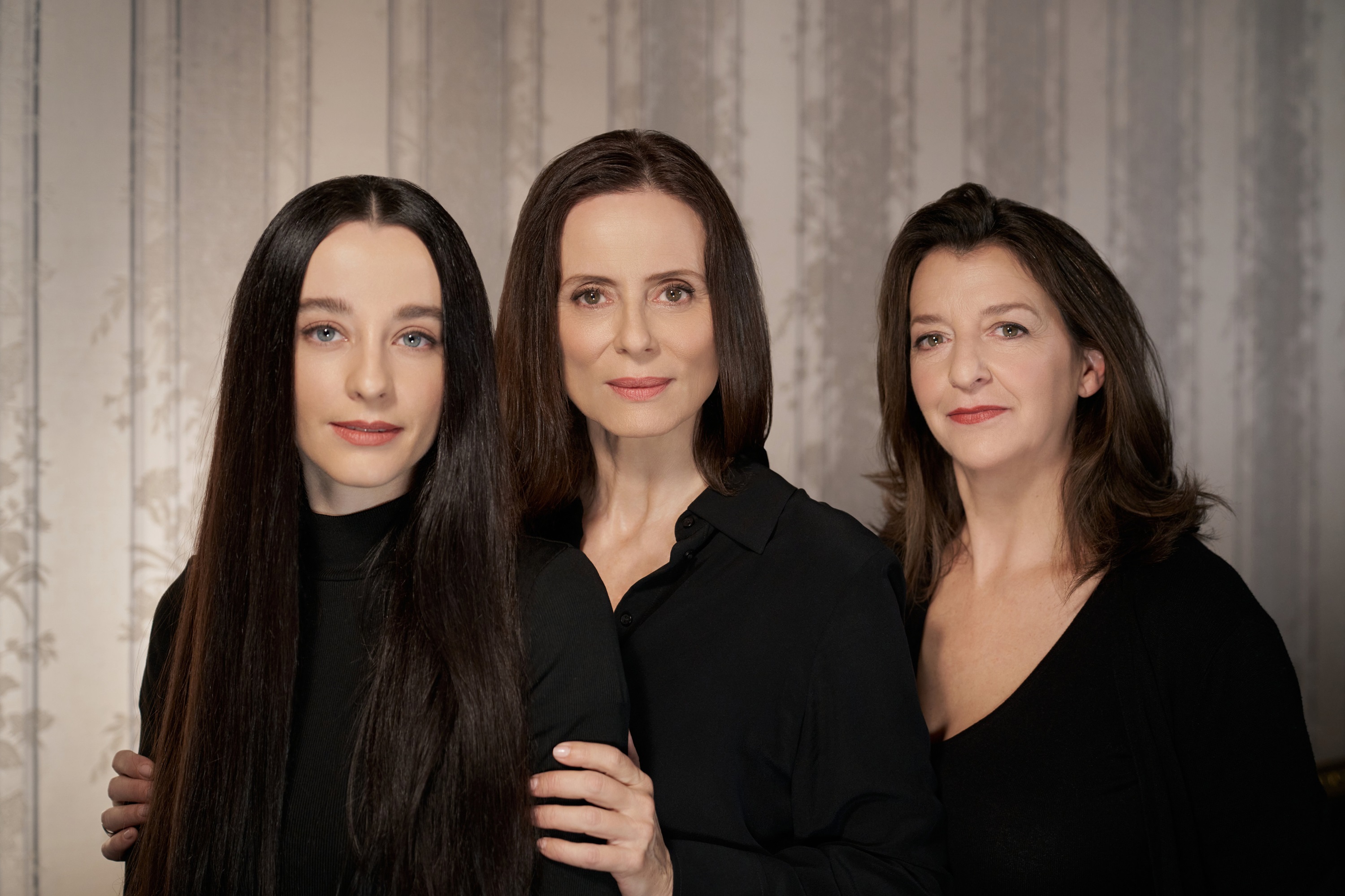 S&aacute;nchez-Gij&oacute;n con protagonistas femeninas de 'Malquerida' &copy; marcosGpunto